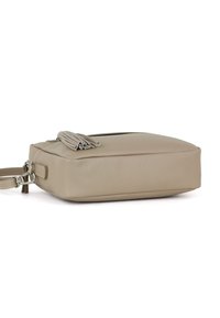 Borsa a tracolla in pelle beige con forma rettangolare, caratterizzata da una superficie testurizzata, chiusura con zip e una frangia decorativa su un lato.