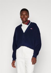 Tommy Jeans FLAG BADGE CARDIGAN - Kardigán - dark night navy