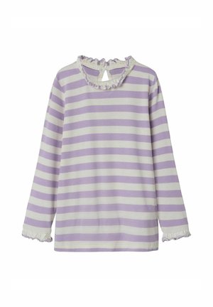 T-shirt à manches longues en rayures verticales lilas et blanches, avec un décolleté volanté et des poignets à volants, et une ouverture en forme de gouttière au dos.