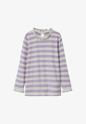 Maglietta a maniche lunghe in viola chiaro con righe verticali bianche, con scollatura e polsini arricciati, e apertura a chiave sul retro.