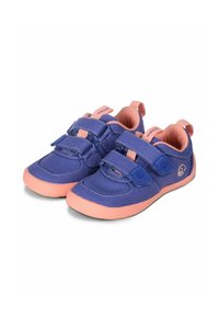 Paarse stoffen sneakers met roze rubberen zolen, voorzien van twee klittenbandsluitingen en kleine accenten aan de zijkanten. Lichtgewicht met een ronde neus.