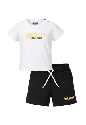 Maglietta bianca a maniche corte per bambino piccolo con la scritta "Just Cavalli Little Rogue" e pantaloncini neri con elastico in vita, coulisse e testo abbinato.