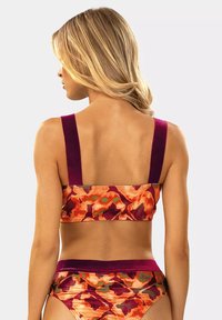 Bikini górna i dolna część z kwiatowym wzorem; żywy pomarańczowy z purpurowymi akcentami; gładki materiał; szerokie ramiączka; bezszwowy design.