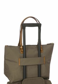 Borsa in tessuto grigia con accenti in pelle marrone, dotata di manici corti e fessure per una maniglia retrattile. Comparto con zip visibile.