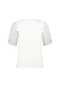 T-shirt à manches courtes avec un corps en coton blanc et des manches bouffantes rayées bleu et blanc. Il présente un col rond et une coupe décontractée.
