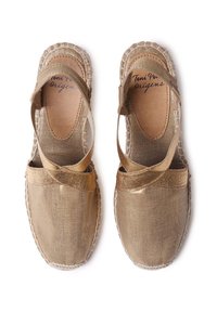 Espadrillas in lino dorato con cinturini incrociati, superficie texturizzata e dettagli sul fondo cuciti in bianco. La soletta interna presenta una stampa del logo.