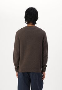 Selected Homme SLHROSS STRUCTURE CREW NECK - Pulover - chocolate torte