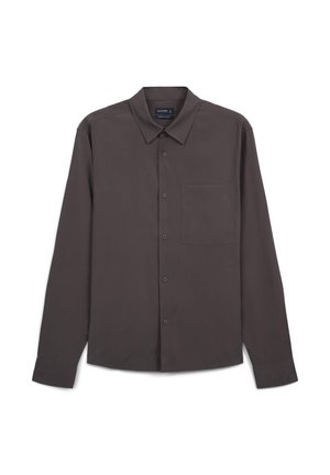 Camicia a maniche lunghe di colore marrone scuro, con colletto a punta e tasca sul petto, esposta piatta su uno sfondo bianco.