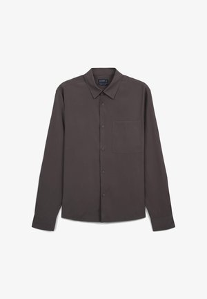 Camicia a maniche lunghe di colore marrone scuro, con colletto a punta e tasca sul petto, esposta piatta su uno sfondo bianco.