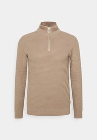 Maglione beige a maglia con colletto alto e mezza zip, caratterizzato da una texture a coste e maniche attillate. Un motivo sottile aggiunge dettaglio al tessuto.