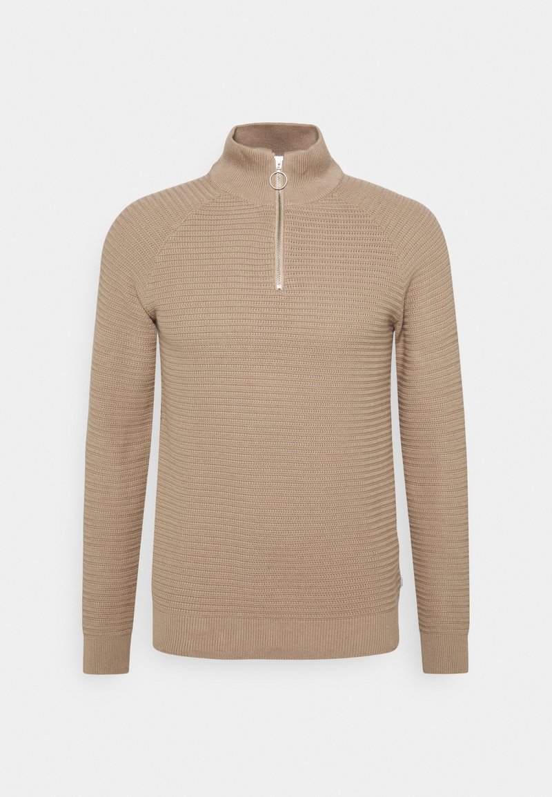 Maglione beige a maglia con colletto alto e mezza zip, caratterizzato da una texture a coste e maniche attillate. Un motivo sottile aggiunge dettaglio al tessuto.