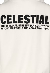 Weißer Kapuzenpullover mit fettem schwarzen Text auf dem Rücken: "CELESTIAL DIE ORIGINAL STREETWEAR-KOLLEKTION JENSEITS DIESER WELT UND ÜBER ALLEM."