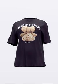 Must suur T-särk, millel on üles-alla pööratud kaisukaru graafika ning tekst "NOT CUTE" üleval ja "BUT WILD" all karu juures.