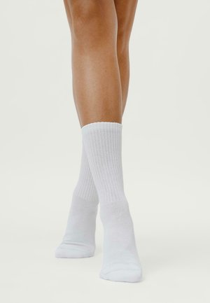 Weißer Baumwoll-Socken bis zum Knöchel mit gerippter Textur, weicher Oberflächenbeschaffenheit und verstärkten Fersen- und Zehenbereichen. Geeignet für den täglichen Gebrauch.