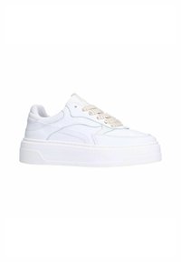 Weiße Plateausneaker mit einer strukturierten Lederoberfläche, ausgestattet mit Schnürverschluss und kontrastierenden Perlen-Schnürsenkeln, runder Zehenpartie und dicker Sohle.