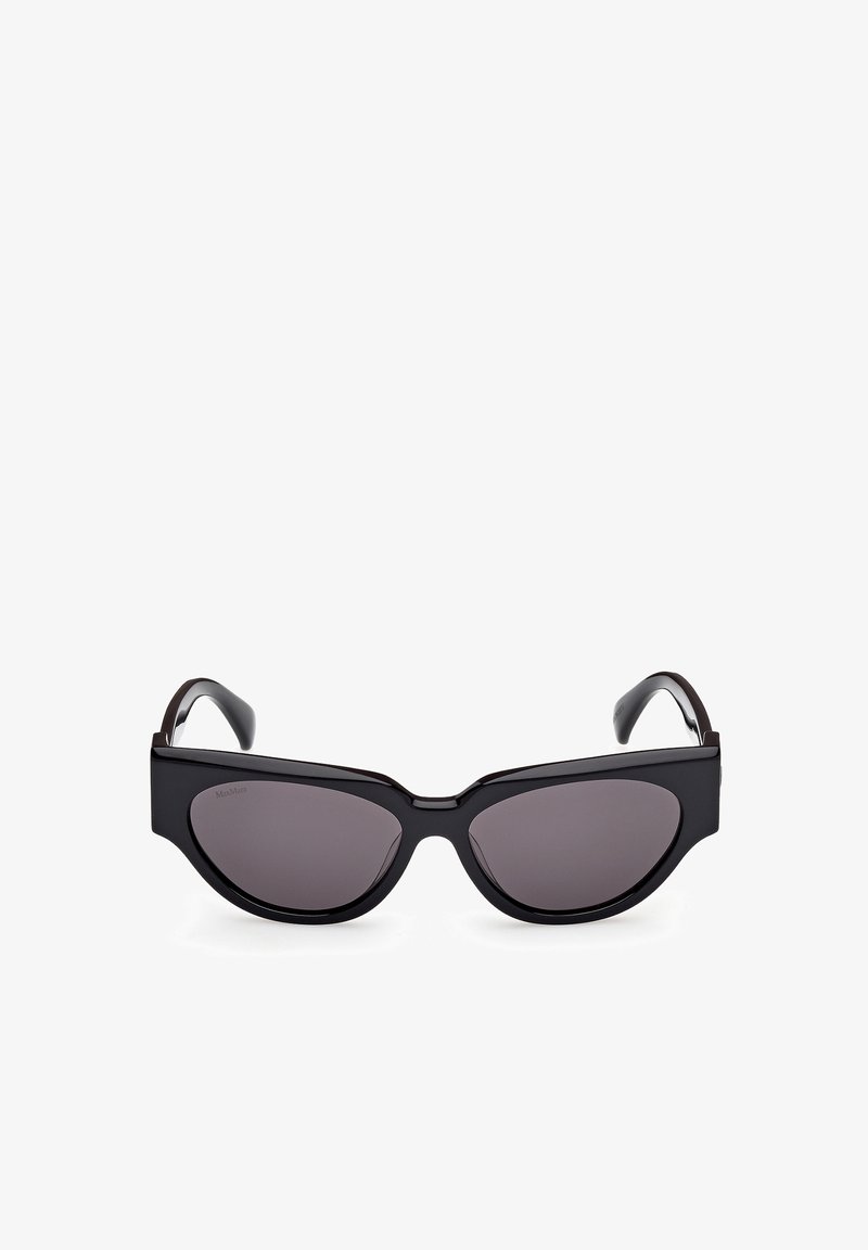 Sunglasses ve tvaru kočičích očí s černými plastovými rámy a tmavými tónovanými skly. Mají ostrý design a hladký, lesklý povrch.