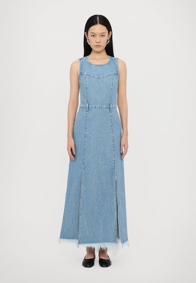 Rochie maxi din denim cu tiv desfăcut, având un corset ajustat, bretele late și o fante pe față. Culoare albastru deschis, textură netedă.