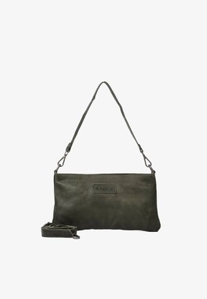 Sac bandoulière en cuir vert avec une texture lisse, forme rectangulaire, bandeau ajustable et un patch de marque à l'avant.