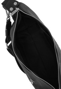 Borsa nera in pelle con superficie testurizzata, chiusura con zip argentata e interno in tessuto nero. Presenta una tracolla removibile e una tasca esterna.