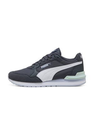 Puma Sneakers in Dunkelgrau mit weißen Akzenten, ausgestattet mit einem glatten Obermaterial aus Stoff, einer gepolsterten Sohle und strukturierten Details an den Seiten.