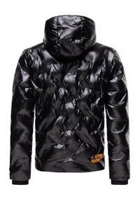 Giacca a vento nera con texture lucida, motivo stampato a rilievo e cappuccio. Presenta un logo arancione in basso a destra e polsini a coste.