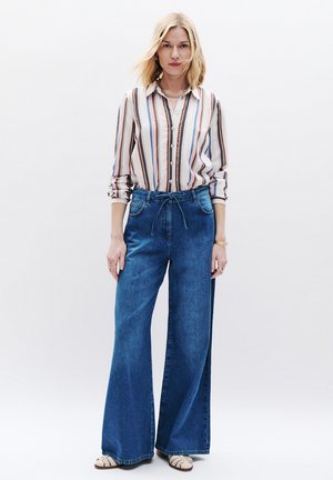 Vaqueros a campana - denim baby bleu