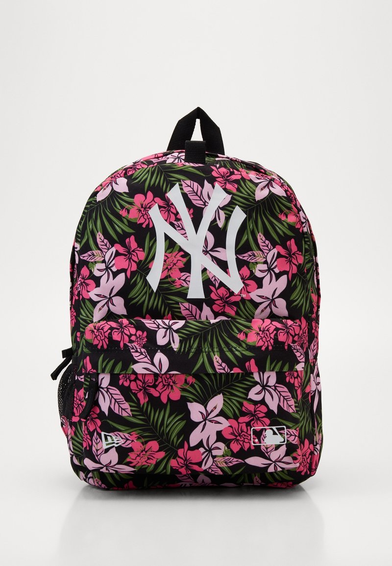 Sac à dos avec des fleurs tropicales roses et violettes et des feuilles vertes sur fond noir, avec un grand logo blanc NY et une poche avant zippée.