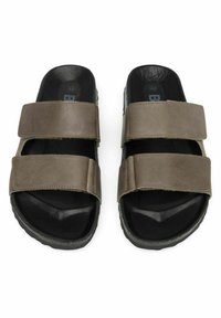Sandales en cuir marron avec deux larges sangles, conception à bout ouvert, semelle intérieure texturée noire et semelle en caoutchouc durable. Taille 42 indiquée.