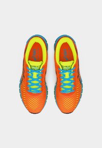 Λαμπερά πορτοκαλί παπούτσια τρεξίματος ASICS με φθορίζουσα κίτρινη εσωτερική επένδυση και μπλε κορδόνια, σε θέα από πάνω πάνω σε λευκό φόντο.