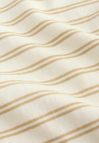 Tissu de couleur crème avec des doubles rayures horizontales beiges uniformément espacées, présenté avec des plis doux et une texture visible.