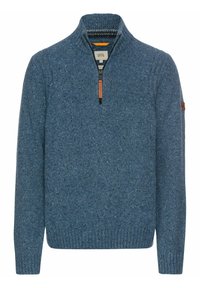 Blauer, strukturierter Strickpullover mit einem halben Reißverschluss am Kragen, geripptem Saum und Bündchen, der ein braunes Lederakzent am Ärmel aufweist.