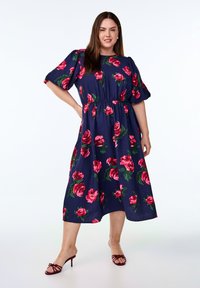 Navy bloemen midi-jurk met roze rozenpatronen, korte pofmouwen en een elastische tailleband. Gecombineerd met maroon sleehakken.