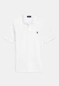 Valge lühikeste varrukatega polo särk krae ja kahe nupuga, vasakul rinnal väikese tumeda polosõitja logoga.
