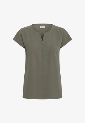 Olivinvihreä lyhythihainen pusero, jossa on halkio pyöreässä pääntiessä ja rintatasku.