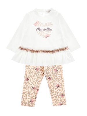 Top alb cu mâneci lungi, cu volănașe și grafică cu inimă, asortat cu colanți bej cu imprimeu de leopard decorați cu modele de trandafiri roz.