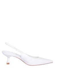Tacchi slingback bianchi con punta a punta, realizzati in pelle liscia, e un piccolo tacco quadrato con un sottile accento in legno.