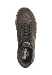 Scarpa slip-on Skechers di colore grigio scuro, con una tomaia in rete testurizzata, lacci elastici, soletta imbottita e una suola in gomma liscia.