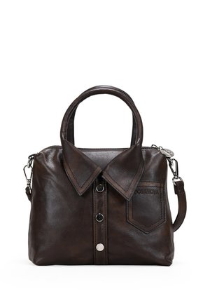 Bolso de cuero marrón oscuro diseñado para parecer el frente de una camisa abotonada con cuello y detalle de bolsillo, con dos asas y una correa desmontable.