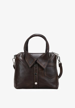Bolso de cuero marrón oscuro diseñado para parecer el frente de una camisa abotonada con cuello y detalle de bolsillo, con dos asas y una correa desmontable.
