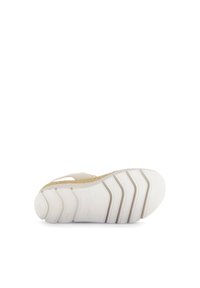 Witte sandaal met een gouden gevlochten accent, voorzien van een gestructureerde, ribbelige zool voor grip en ondersteuning. Eenvoudig bovendekontwerp voor comfort.