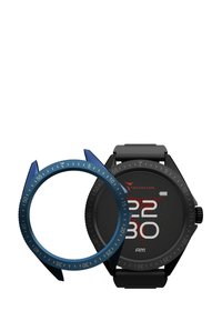 Zwarte digitale horloge met een geometrisch patroon op de wijzerplaat, grote rode en witte cijfers. Inclusief een afneembare blauwe bezel met minutenaanduidingen.