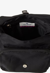 Borsa A Tracolla TOM TAILOR Pira, In Finta Pelle Scamosciata – Donna, Collezione Autunno/Inverno 2024, Nero