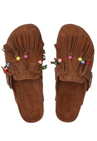 Brune ruskinds slip-on sandaler med frynser og flerfarvede perler, med rund tå og flad sål. Struktureret overflade med dekorative detaljer.