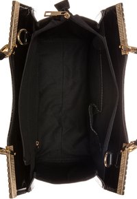 Sort patentlæder tote bag med guldfarvet hardware, åben for at afsløre et rummeligt interiør med sort stoffoder og dekorative nitter.
