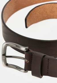 Brązowy skórzany pasek o gładkim wykończeniu, z metalową srebrną klamrą i detalami w postaci stębnowania. Pasek ma lekko zaokrąglone krawędzie.