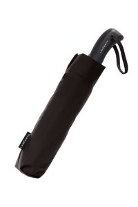 Czarny składany parasol z zakrzywioną czarną rączką, owinięty w dopasowany materiałowy pokrowiec. Wyposażony w pasek na nadgarstek i metkę z logo.