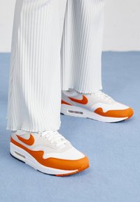 No seleccionado, neutral grey/safety orange/white/black