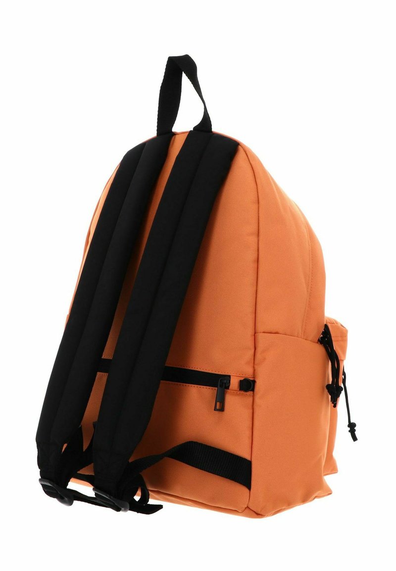 Oranger Rucksack mit schwarzen gepolsterten Schulterriemen, Reißverschlusstasche auf der Rückseite und einem oberen Tragegriff vor weißem Hintergrund.