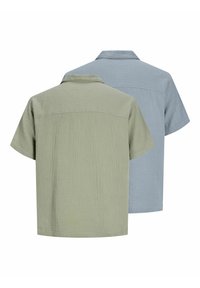 Δύο πουκάμισα με κοντά μανίκια και γιακά σε ανοιχτό πράσινο και ανοιχτό μπλε χρώμα με υφασμάτινη υφή, ρυτιδωμένα, εμφανιζόμενα από πίσω.
