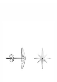 Örhängen i sterlingsilver med en slät, abstrakt form på ena sidan och en solfjäderdesign på den andra, med polerad yta.